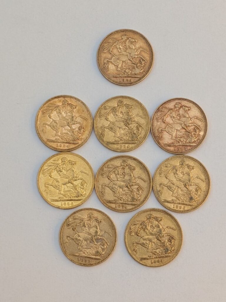 9 souverains anglais type Victoria en or (1882, 1884 (x2), 1885 (x2), 1886 (x2)…