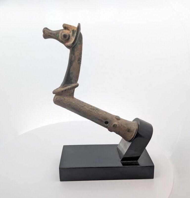 Aiguisoir en forme de proto-cheval, bronze à patine verte légèrement croûteuse.…