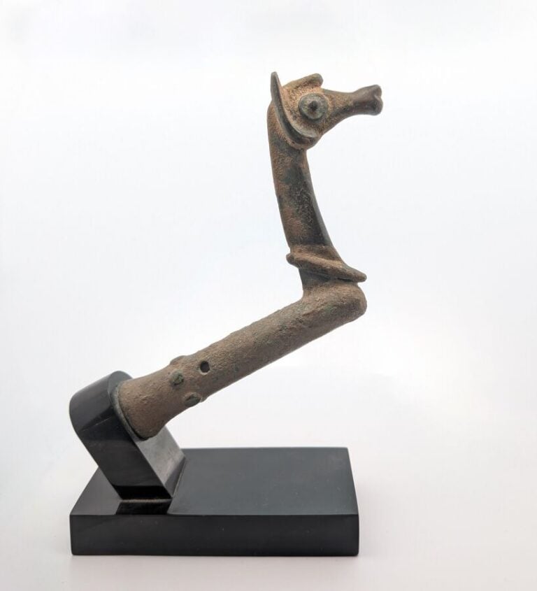 Aiguisoir en forme de proto-cheval, bronze à patine verte légèrement croûteuse.…