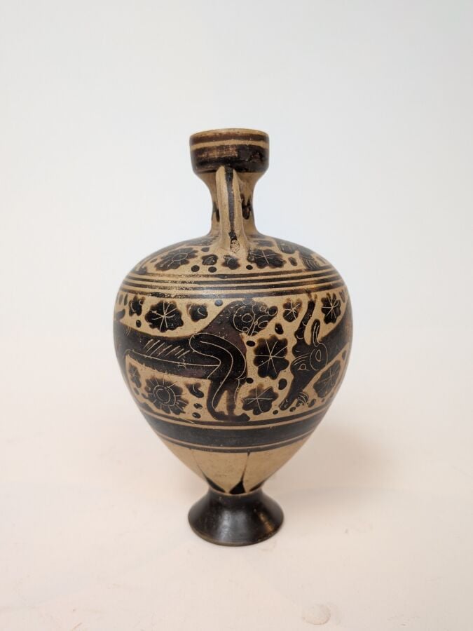 Amphorisque à piédouche tronconique décoré d'un félin et d'un palmipède sur l'é…