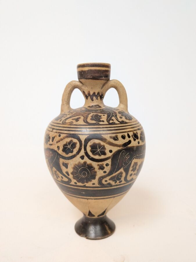 Amphorisque à piédouche tronconique décoré d'un félin et d'un palmipède sur l'é…