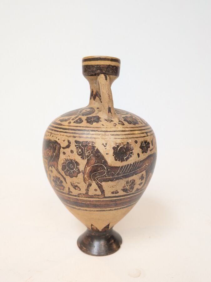 Amphorisque à piédouche tronconique décoré d'un félin et d'un palmipède sur l'é…