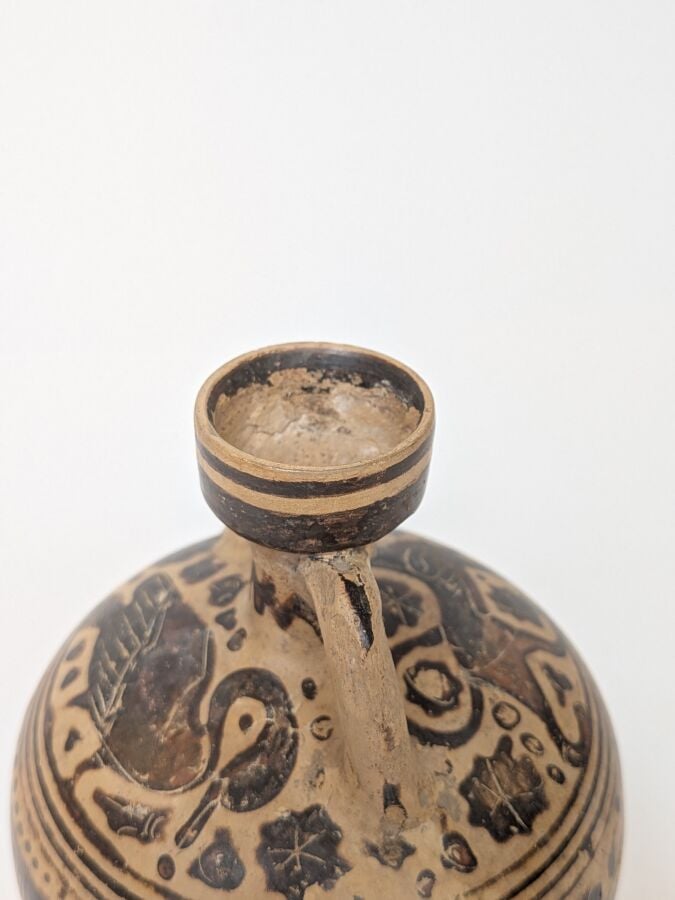 Amphorisque à piédouche tronconique décoré d'un félin et d'un palmipède sur l'é…