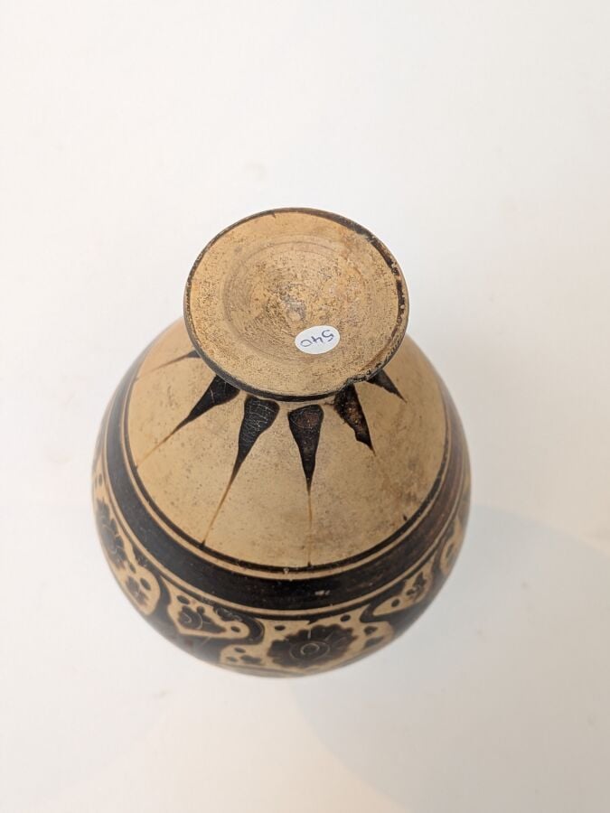 Amphorisque à piédouche tronconique décoré d'un félin et d'un palmipède sur l'é…