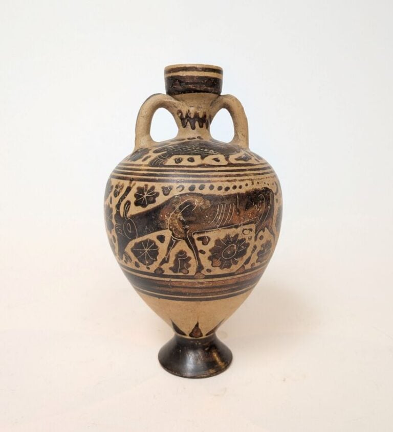Amphorisque à piédouche tronconique décoré d'un félin et d'un palmipède sur l'é…