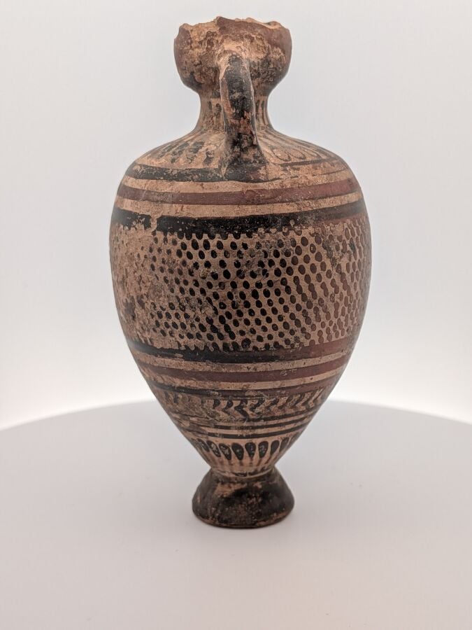 Amphorisque à piédouche tronconique. Il est orné d'une frise de languettes sur…