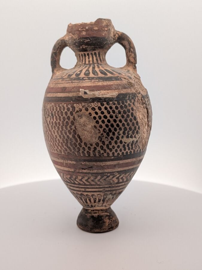 Amphorisque à piédouche tronconique. Il est orné d'une frise de languettes sur…