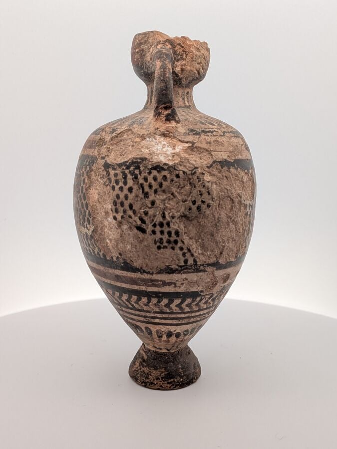 Amphorisque à piédouche tronconique. Il est orné d'une frise de languettes sur…