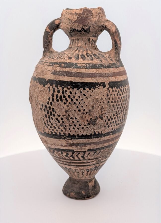 Amphorisque à piédouche tronconique. Il est orné d'une frise de languettes sur…