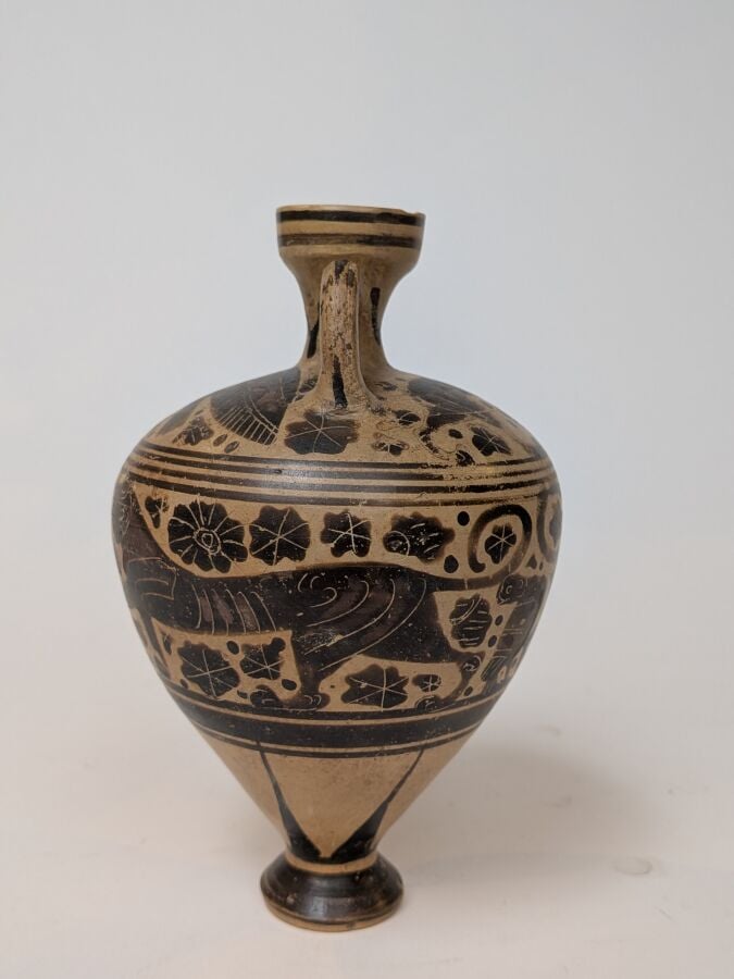 Amphorisque présentant une frise de félins et d'oiseaux dans un semis de fleurs…