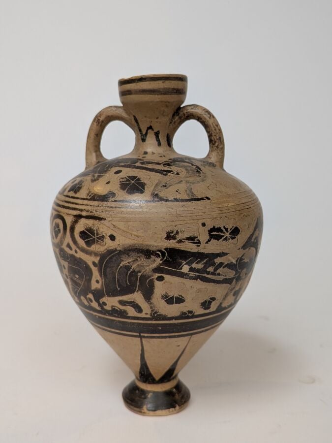 Amphorisque présentant une frise de félins et d'oiseaux dans un semis de fleurs…