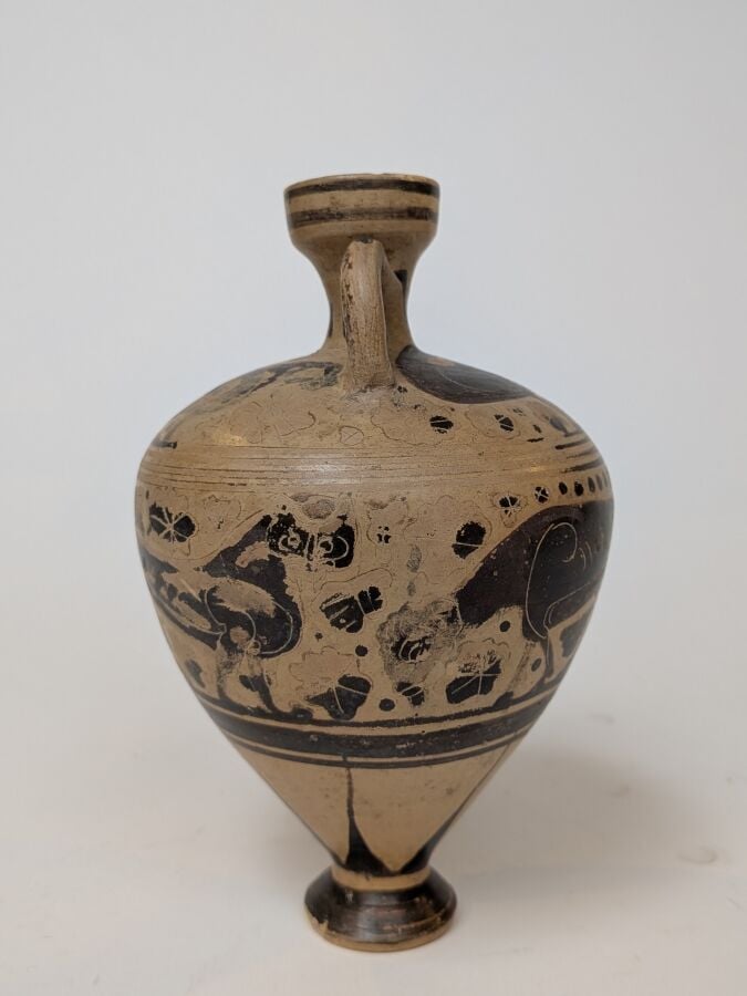 Amphorisque présentant une frise de félins et d'oiseaux dans un semis de fleurs…