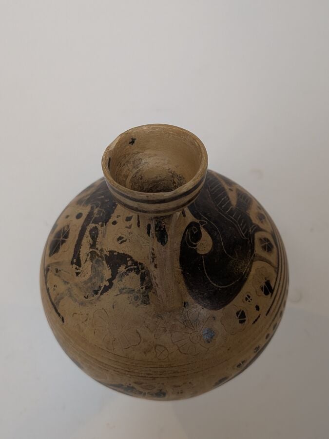 Amphorisque présentant une frise de félins et d'oiseaux dans un semis de fleurs…