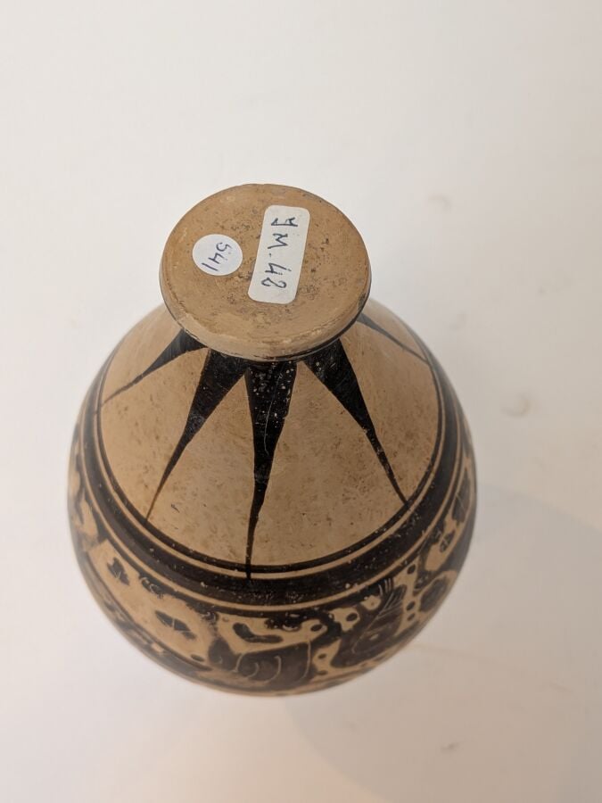 Amphorisque présentant une frise de félins et d'oiseaux dans un semis de fleurs…