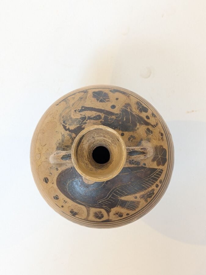 Amphorisque présentant une frise de félins et d'oiseaux dans un semis de fleurs…