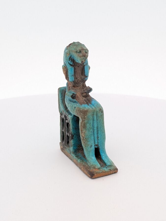 Amulette représentant Sekhmet anthropomorphe assise sur un trône ajouré. - Faïe…