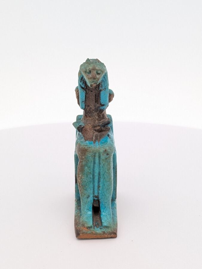 Amulette représentant Sekhmet anthropomorphe assise sur un trône ajouré. - Faïe…