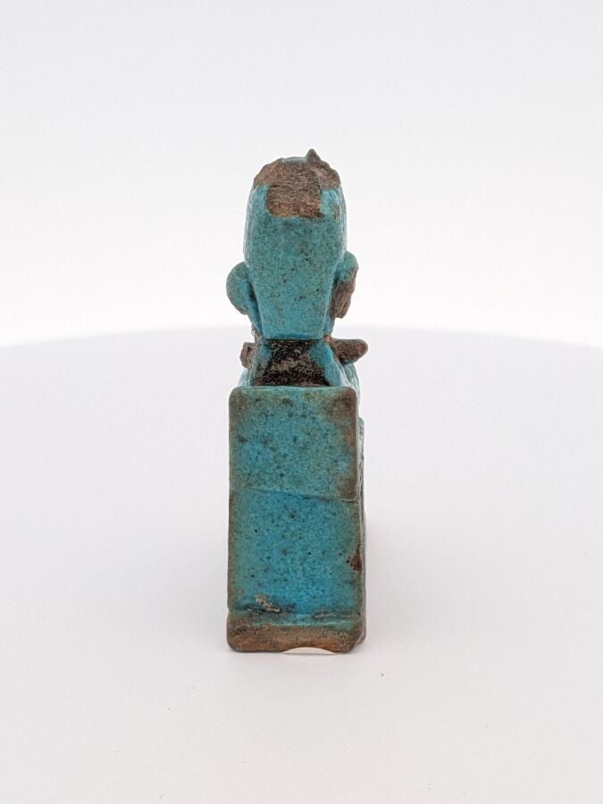 Amulette représentant Sekhmet anthropomorphe assise sur un trône ajouré. - Faïe…
