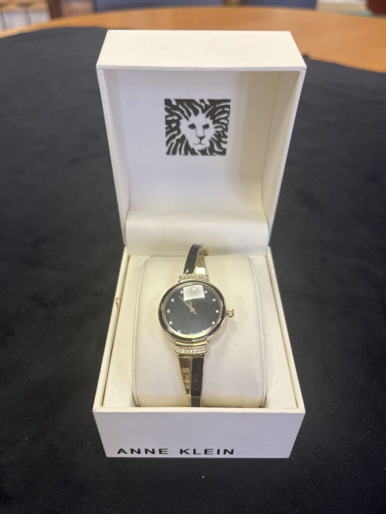 ANNE KLEIN - Montre de dame en acier doré et émail noir, cadran noir a index ap…
