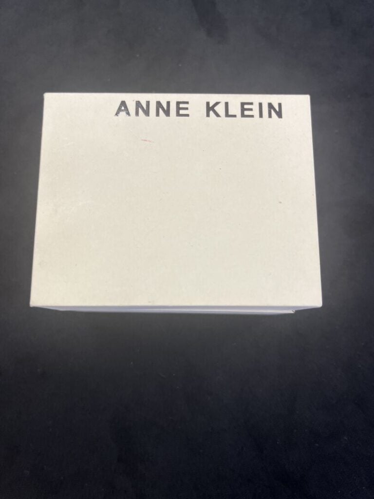 ANNE KLEIN - Montre de dame en acier doré et émail noir, cadran noir a index ap…