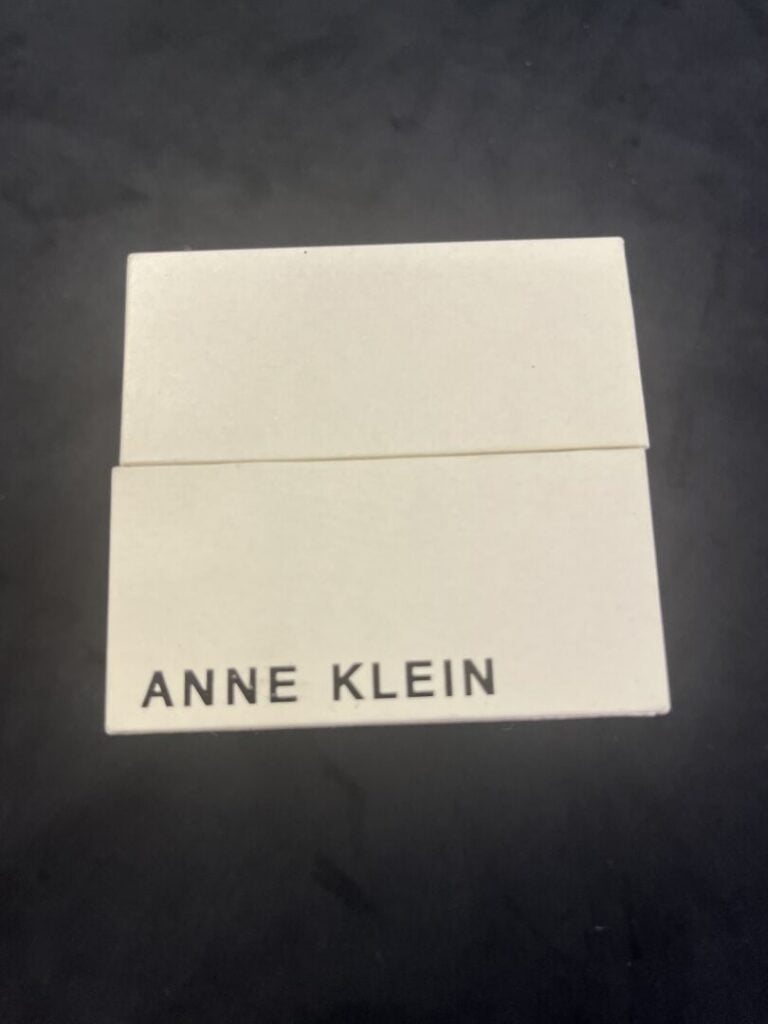 ANNE KLEIN - Montre de dame en acier doré et émail noir, cadran noir a index ap…
