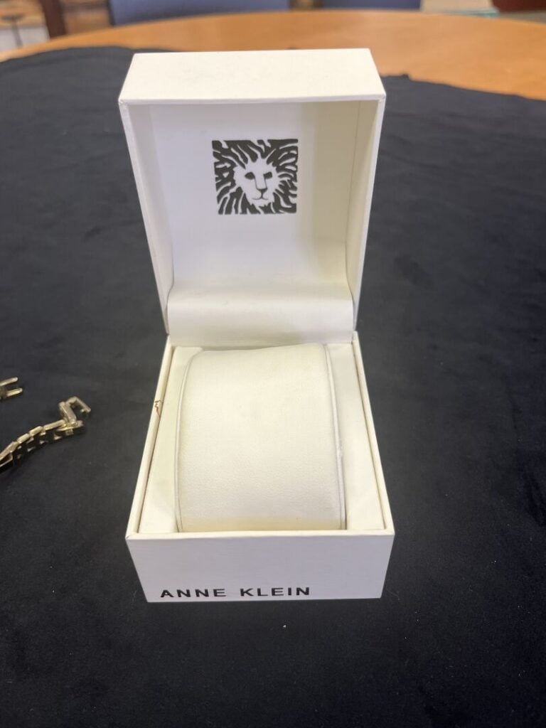 ANNE KLEIN - Montre de dame en acier doré et émail noir, cadran noir a index ap…