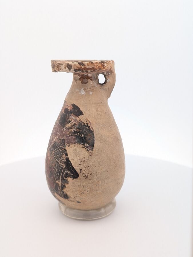 Aryballe piriforme orné d'une tête d'hoplite de profil vers la droite. - Terre…