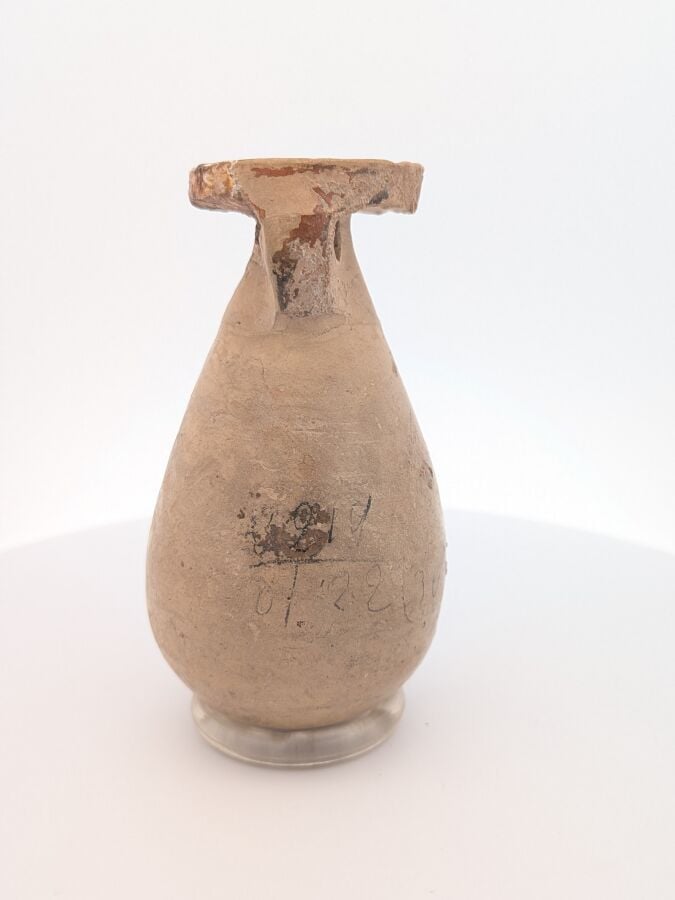Aryballe piriforme orné d'une tête d'hoplite de profil vers la droite. - Terre…