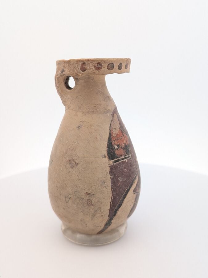 Aryballe piriforme orné d'une tête d'hoplite de profil vers la droite. - Terre…