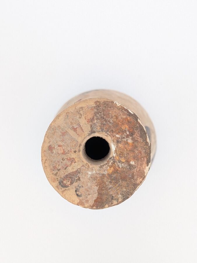 Aryballe piriforme orné d'une tête d'hoplite de profil vers la droite. - Terre…