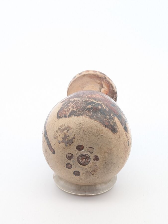 Aryballe piriforme orné d'une tête d'hoplite de profil vers la droite. - Terre…