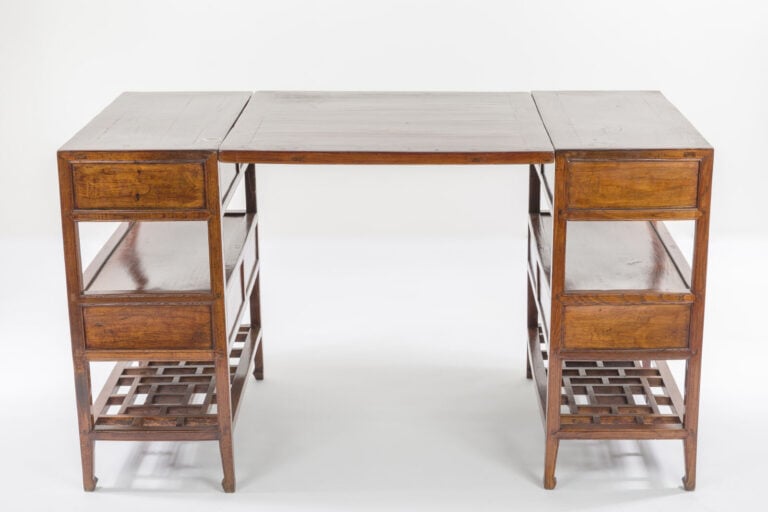 ASIE - Bureau de style asiatique en bois à deux caissons, chacun à deux tiroirs…