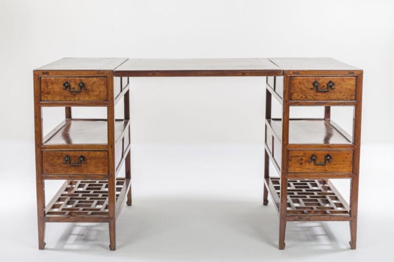 ASIE - Bureau de style asiatique en bois à deux caissons, chacun à deux tiroirs…