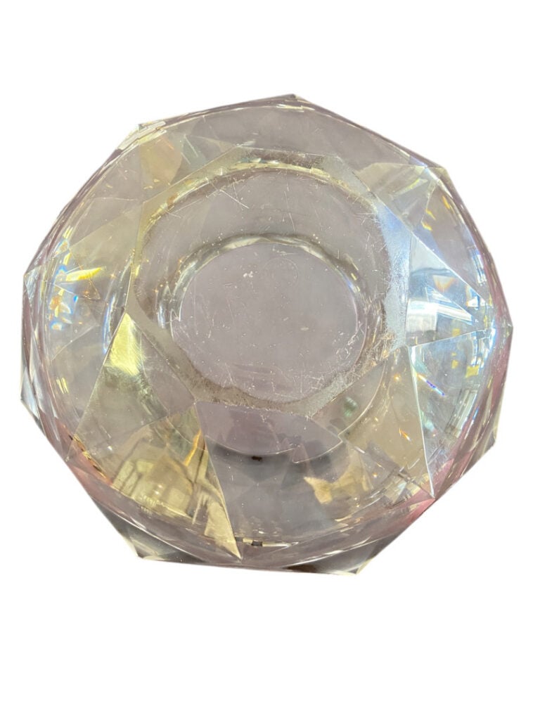 BACCARAT - Importante coupe en cristal taillé de motifs de pointes de diamants…