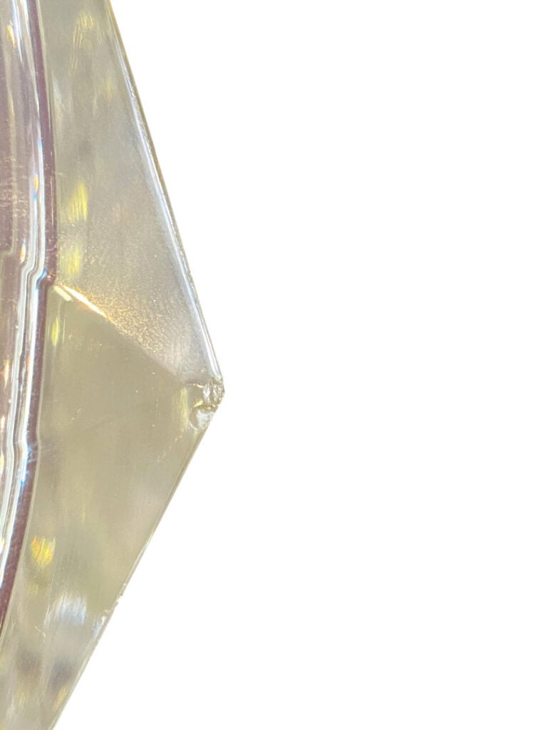 BACCARAT - Importante coupe en cristal taillé de motifs de pointes de diamants…