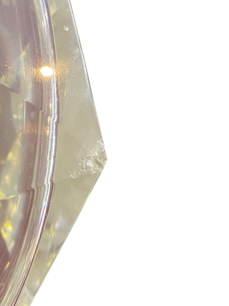 BACCARAT - Importante coupe en cristal taillé de motifs de pointes de diamants…