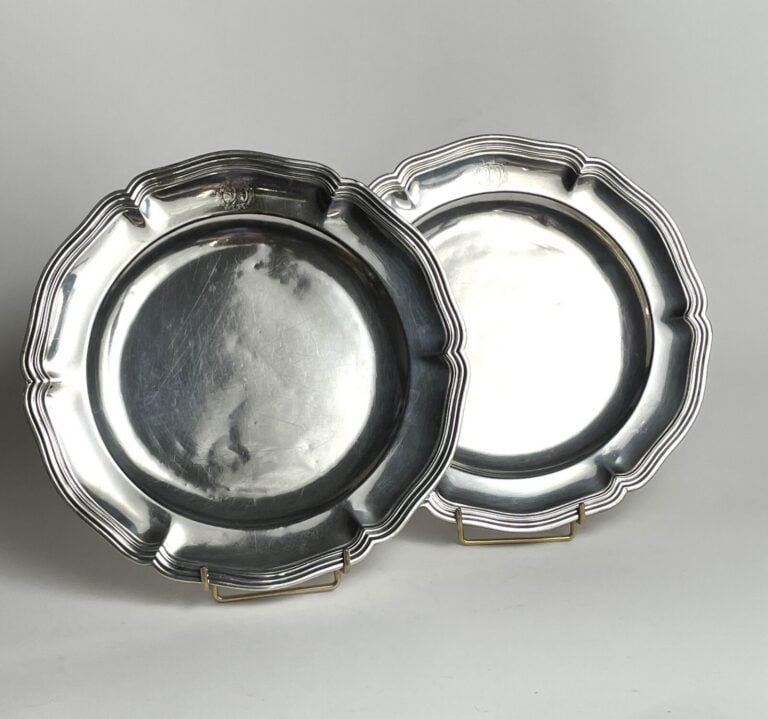 BOINTABURET - Paire d'assiettes en argent (950 ‰) à bordure chantournée et - mo…