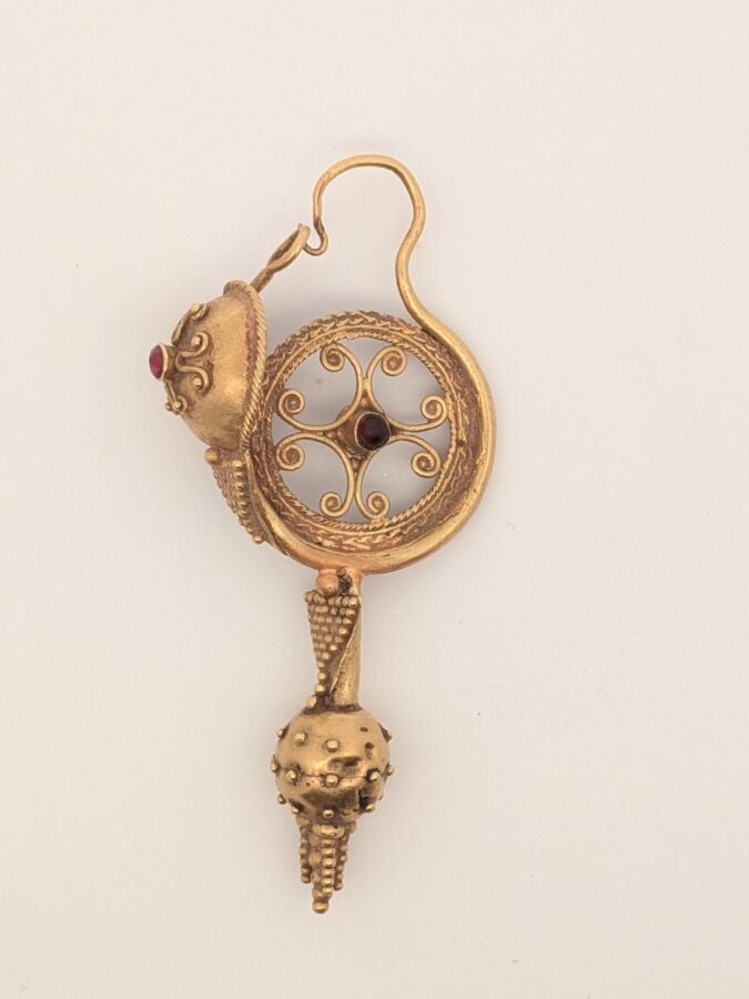 Boucle d'oreille à tige torsadée, dont un fil est formé de granulation. Un gren…