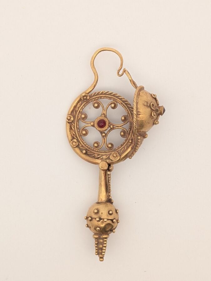 Boucle d'oreille à tige torsadée, dont un fil est formé de granulation. Un gren…