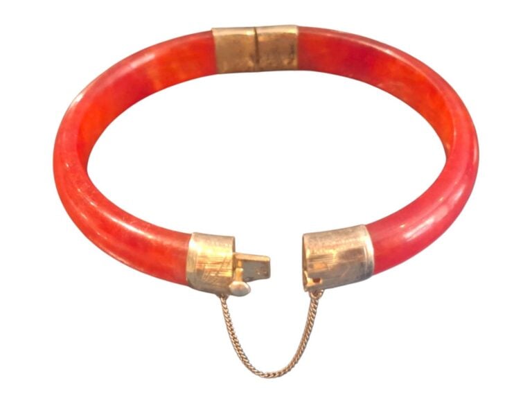 Bracelet jonc en jade teinté et or 14 k - Poids brut : 28.5 g