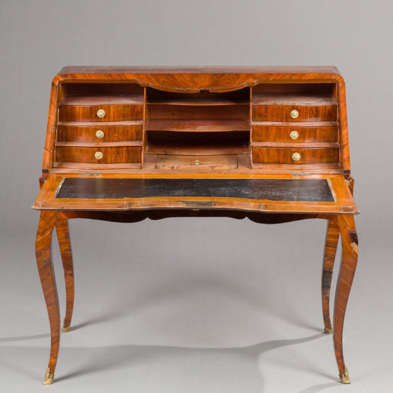 Bureau de pente en placage de marqueterie ouvrant par un abattant et deux - tir…