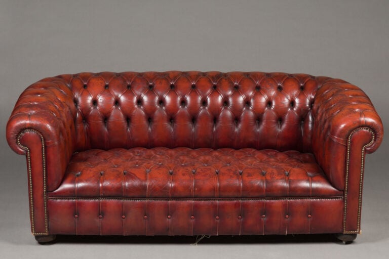 Canapé Chesterfield en cuir capitonné - bordeaux. - 74 x 200 x 139 cm - - Lot v…