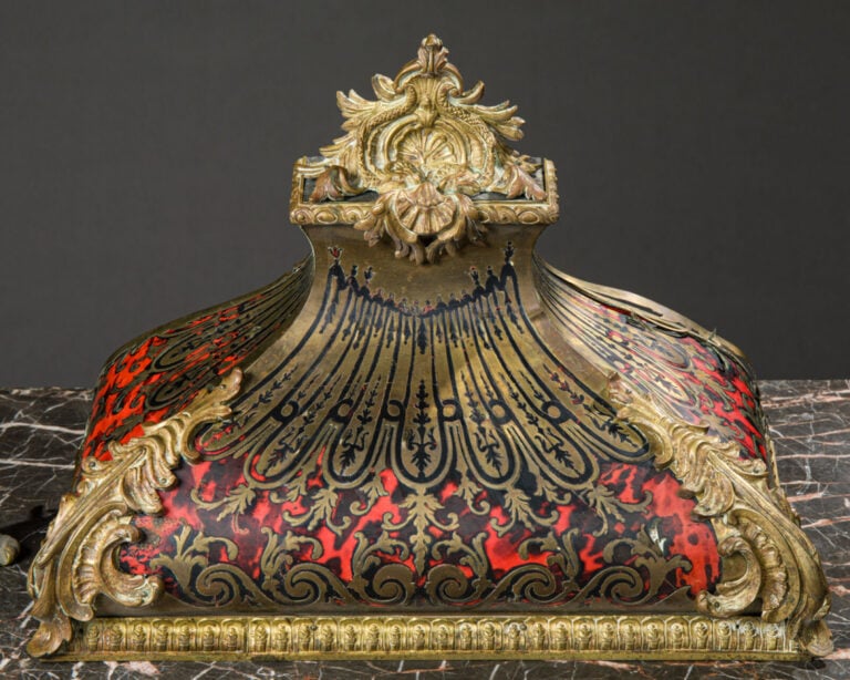 Cartel d'applique de forme violonné et son cul de lampe - en marqueterie Boulle…