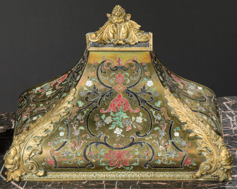 Cartel d'applique et son cul de lampe en marqueterie de laiton - sommé d'une fi…