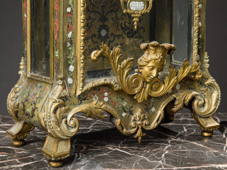 Cartel d'applique et son cul de lampe en marqueterie de laiton - sommé d'une fi…