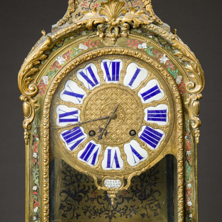 Cartel d'applique et son cul de lampe en marqueterie de laiton - sommé d'une fi…