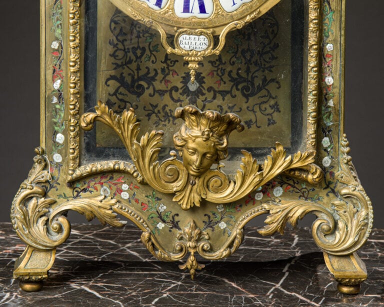 Cartel d'applique et son cul de lampe en marqueterie de laiton - sommé d'une fi…