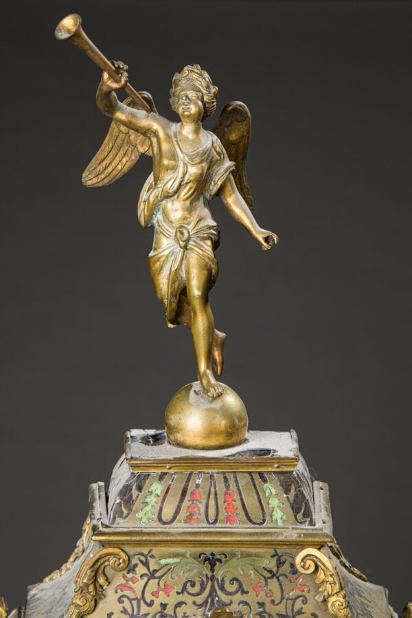 Cartel d'applique et son cul de lampe en marqueterie de laiton - sommé d'une fi…