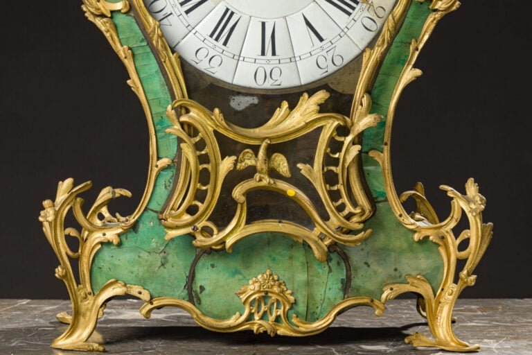 Cartel en corne verte et monture rocaille de bronze ciselé et doré. - Le cadran…