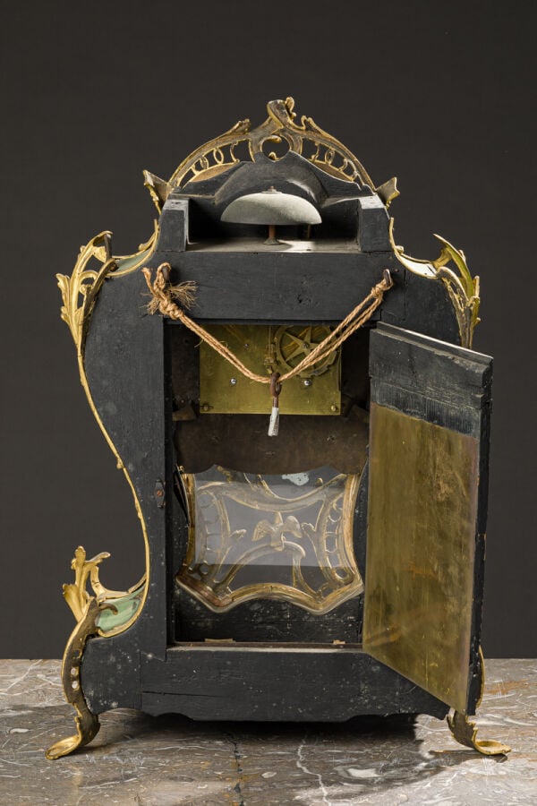Cartel en corne verte et monture rocaille de bronze ciselé et doré. - Le cadran…